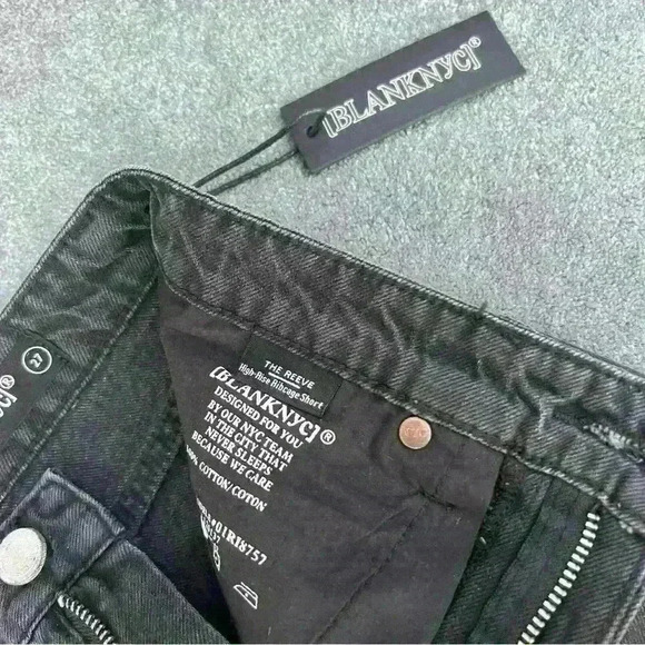 NWT Blanknyc The Reeve Distressed High Rise Ribcage Short Black Women's Size 27 - Picture 7 of 12